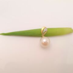 18k geelgouden hanger met echte parel en diamanten.