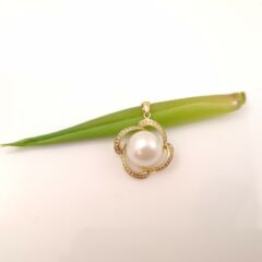 18k geelgouden hanger met echte parel en diamanten.