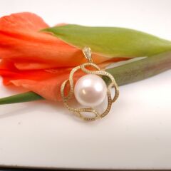18k geelgouden hanger met echte parel en diamanten.