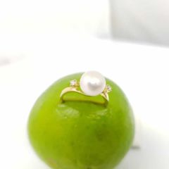 gouden ring met echte parel en 2 diamanten