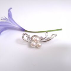 Zilveren broche met echte parels
