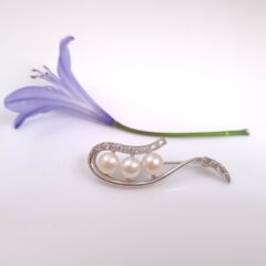 Zilveren broche met echte parels