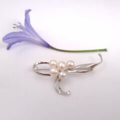 Zilveren broche met echte parels