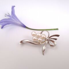 Zilveren broche met echte parels