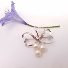Zilveren broche met echte parels