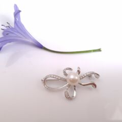 Zilveren broche met echte parel