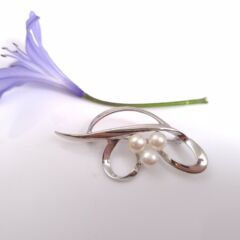 Zilveren broche met echte parels