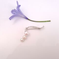 Zilveren broche met echte parels