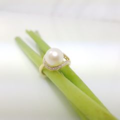 ring van 18k goud met echte parel en diamanten