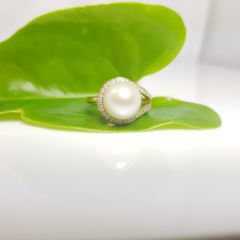 ring van 18k goud met echte parel en diamanten