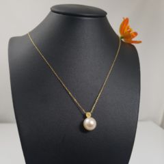 fijne geelgouden ketting met parel en diamant