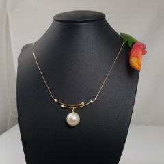fijne geelgouden ketting met parel en diamanten