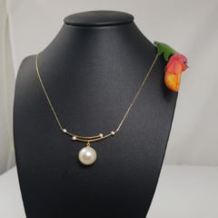 fijne geelgouden ketting met parel en diamanten