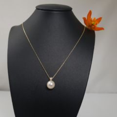 fijne geelgouden ketting met parel en diamant