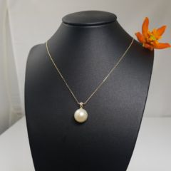 fijne geelgouden ketting met parel en diamant