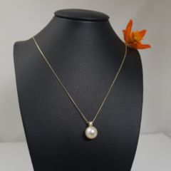fijne geelgouden ketting met parel en diamant