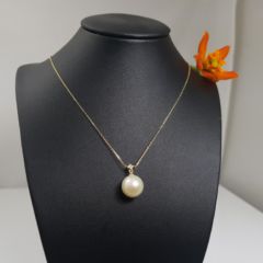 fijne geelgouden ketting met parel en diamant