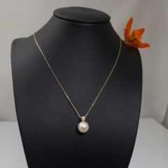 fijne geelgouden ketting met parel