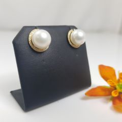 geelgouden parelknoppen met diamanten