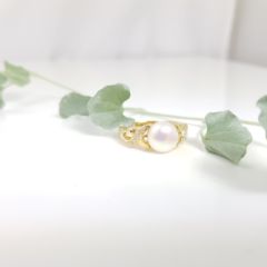 geelgouden ring met parel en diamanten