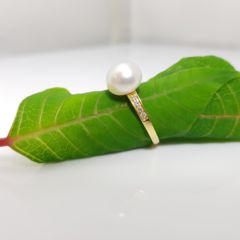 geelgouden ring met echte parel en diamanten