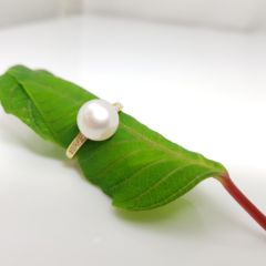 geelgouden ring met echte parel en diamanten
