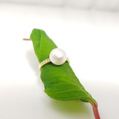 geelgouden ring met echte parel en diamanten