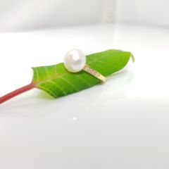 geelgouden ring met echte parel en diamanten