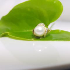 geelgouden ring met echte parel en diamanten