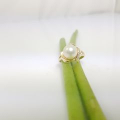 geelgouden ring met echte parel en diamanten