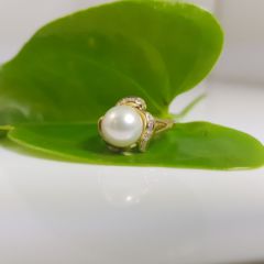 geelgouden ring met echte parel en diamanten