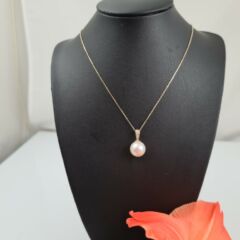 Gouden halsketting met parelhanger.