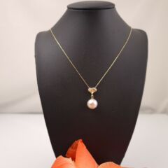 Gouden halsketting met parelhanger.