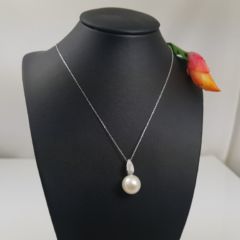 ketting met parel en diamanten witgoud