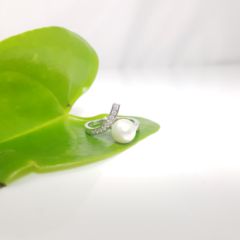 witgouden parelring met diamanten modern opgevat