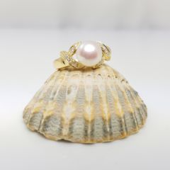 geelgouden ring met echte parel en diamanten