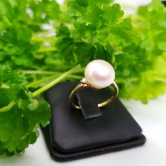geelgouden ring met echte parel en diamanten
