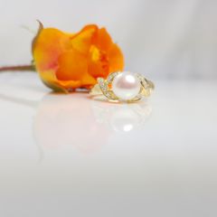 geelgouden ring met echte parel en diamanten