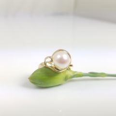 speelse geelgouden parelring met echte parel