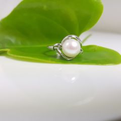speelse witgouden parelring met echte parel