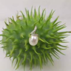 witgouden hanger met echte zoetwaterparel en diamanten