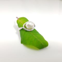 witgouden ring met echte parel, keshi, en diamanten