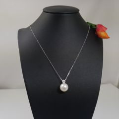 witgouden fijne ketting met parel en diamant