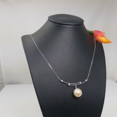 witgouden fijne ketting met parel en diamanten