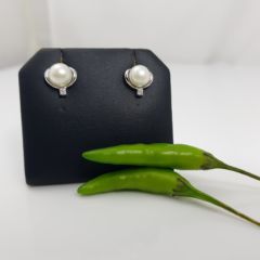 witgouden parelknop met diamanten