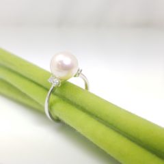 witgouden parelring met diamanten aan beide kanten