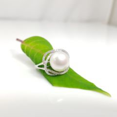 witgouden ring met echte parel en diamanten