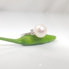 witgouden parelring met diamanten aan beide kanten