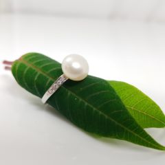 witgouden ring met echte parel en diamanten