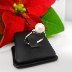 witgouden ring met echte parel en diamanten